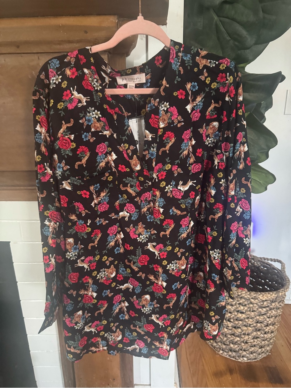Philosophy animal rabbit fox women’s 3x Black Floral Split V-Neck Roll-Tab Top - Picture 4 of 9